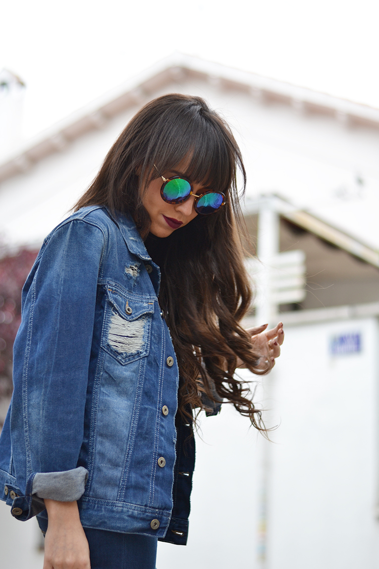 cut out sides top, high waist jeans, mustang sneakers, customized denim jacket, mirror sunglasses