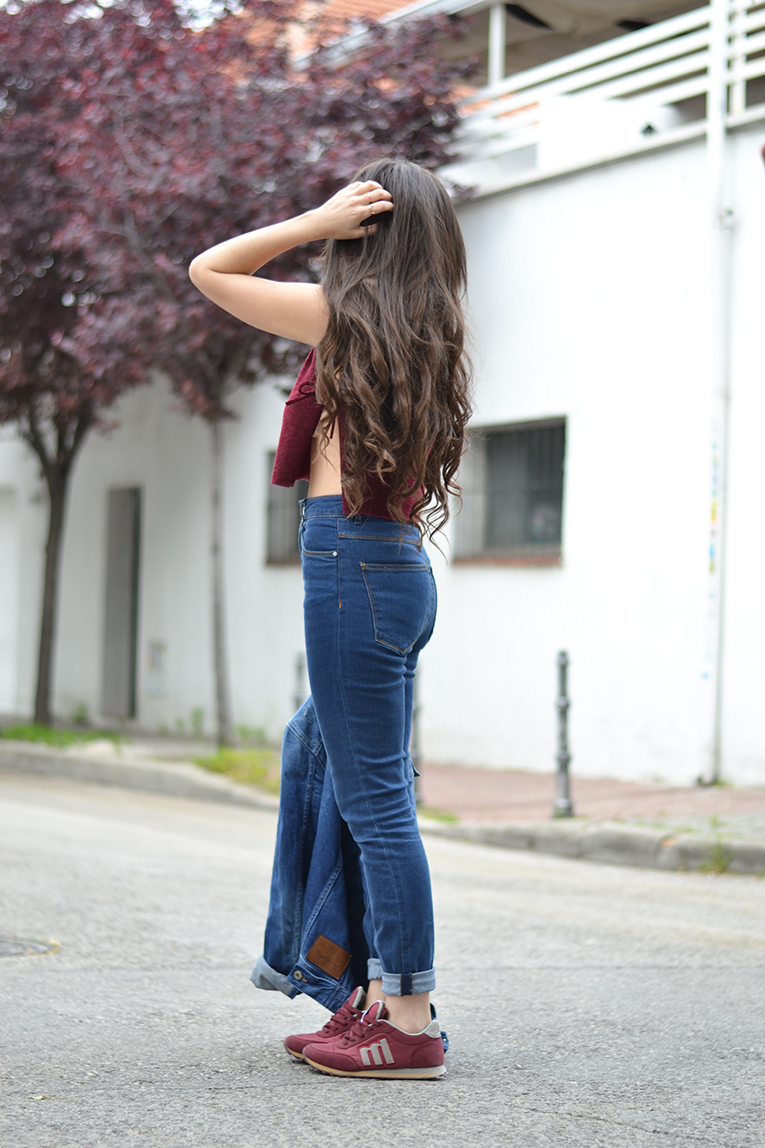 cut out sides top, high waist jeans, mustang sneakers, customized denim jacket, mirror sunglasses