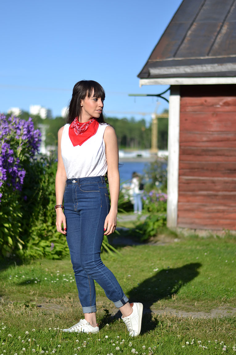 Finland, Mikkeli, travel, street style, bandana, red bandada, scarf in the neck, high waist pants, white sneakers