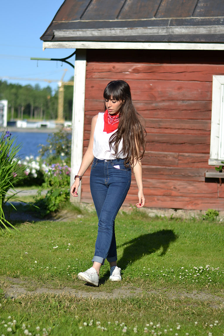 Finland, Mikkeli, travel, street style, bandana, red bandada, scarf in the neck, high waist pants, white sneakers