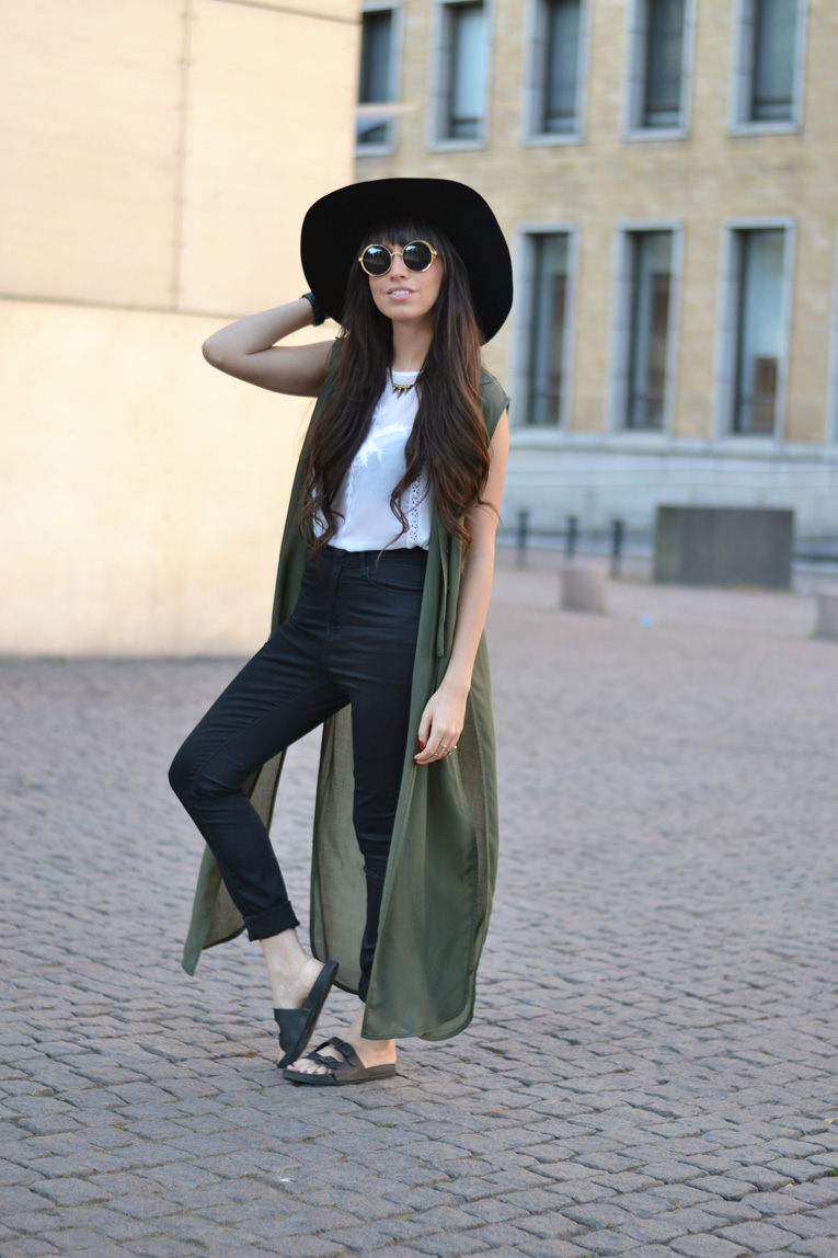 Trip to Finland, Helsinki, street style, black hat, ugly shoes, longline blouse, round glasses