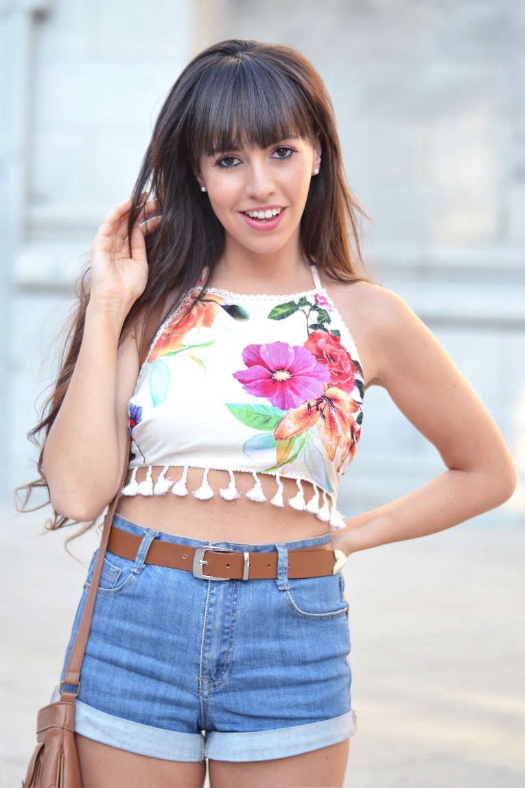 Street style, floral backless crop top, floral print, high waisted shorts, lookbook store