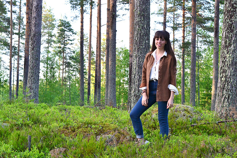 Finland, Savonlinna, forest, nature, Street style, suede shirt, lace up blouse, high waisted jeans, round sunglasses, white sneakers