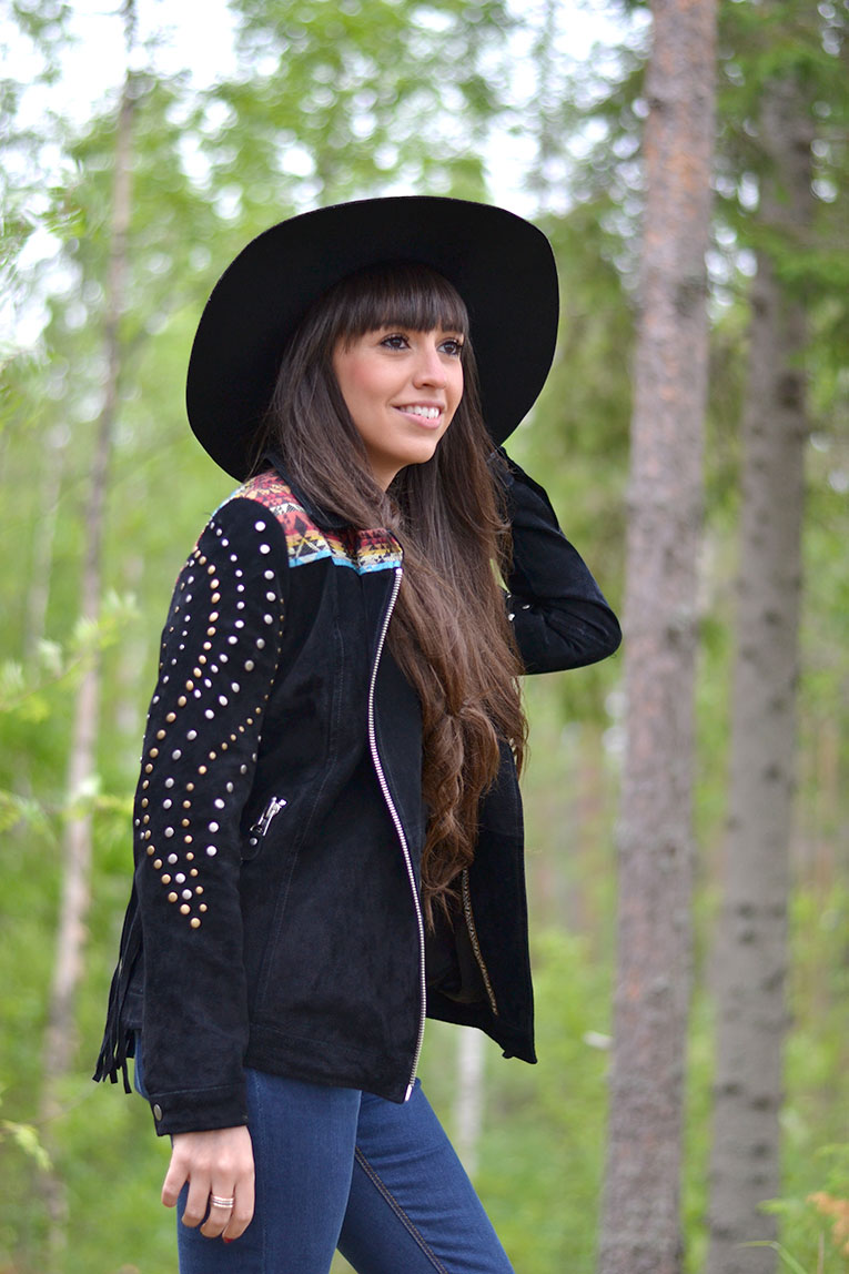 street style, fringes, fringed jacket, suede jacket, high waisted jeans, studded boots, crop top, black hat, nature, finland, lakes, kuopio