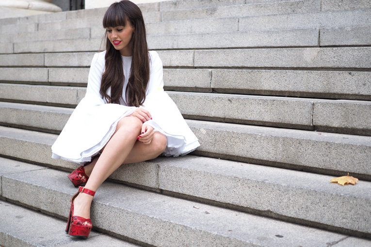 Street Style, Beatriz Peñalver, White dress, Flared Sleeves, Huawei smartwatch, Milan Fashion Week, Red heels, snake print