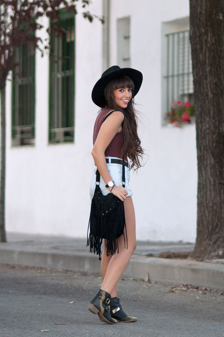 Street Style, Festival Outfit, Lace up bodysuit, high waisted shorts, black hat, studded boots