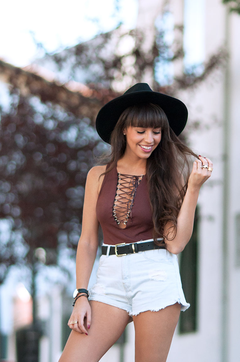 Street Style, Festival Outfit, Lace up bodysuit, high waisted shorts, black hat, studded boots