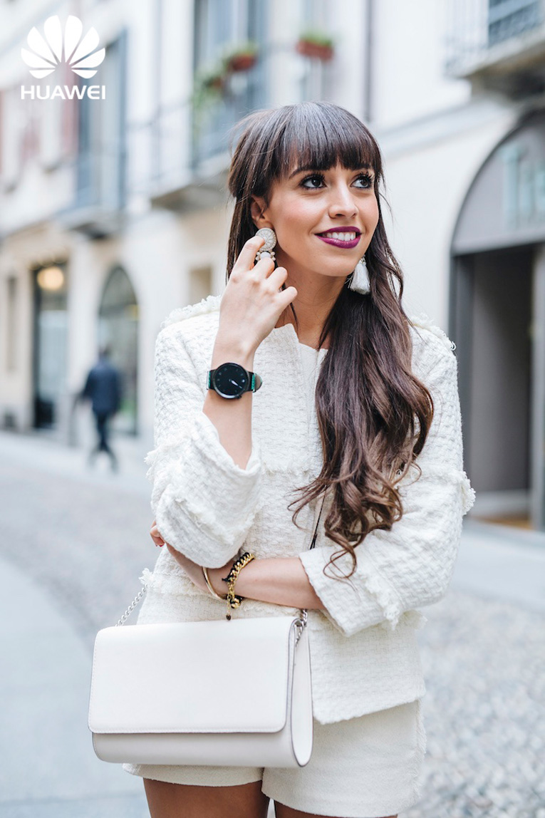Street style Milan, Total white outfit, Huawei smartwatch, Milan Fashion Week, Big white earrings, Bloggers in Milan