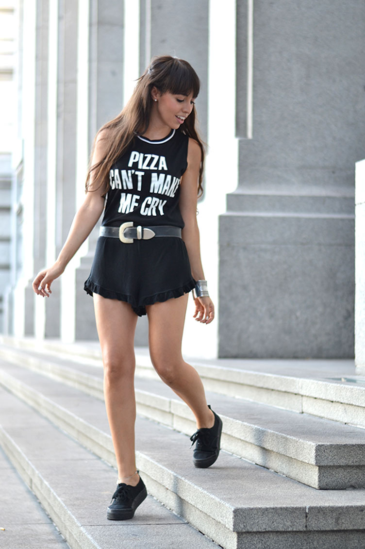Total-black-outfit_print-top_pizza-text-t-shirt_street-style_01-1
