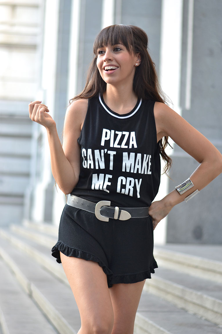 Street style, total black outfit, message t-shirt, pizza can't make me cry, black shorts, flatform sneakers, summer look, text tee