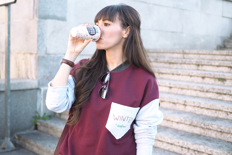 Kaiku Caffè Latte Coolection, sweatshirt, casual outfit, ripped jeans, white sneakers, burgundy, 
