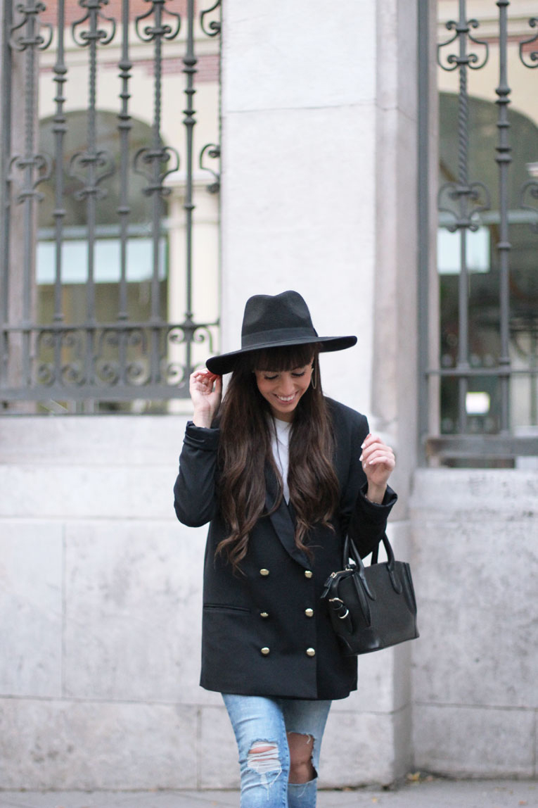Autumn outfit, long blazer, ripped jeans, black hat, street style
