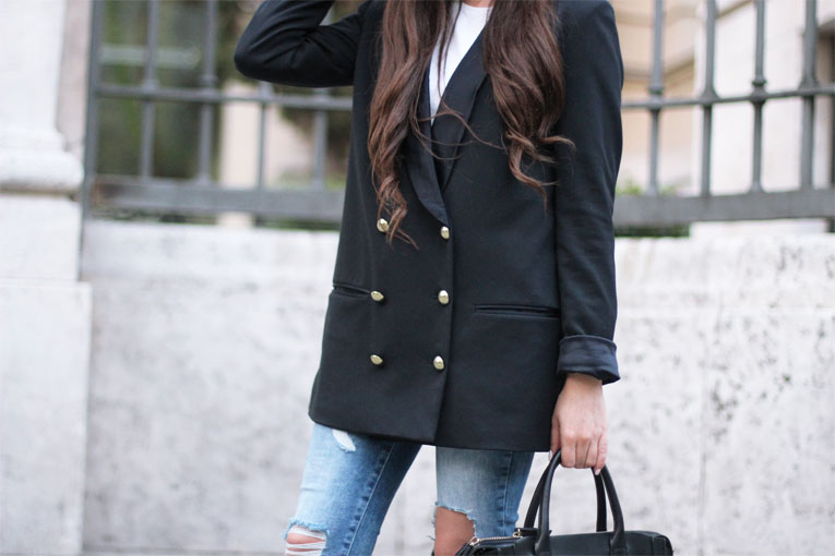 Autumn outfit, long blazer, ripped jeans, black hat, street style