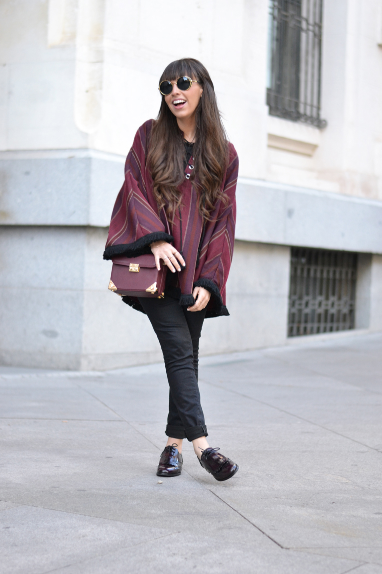 Street style, ethnic poncho, mexican moccasins, rounded sunglasses, daniel wellington watches