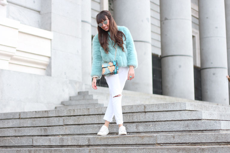 faux fur blue coat, total white outfit, white sneakers, gucci sunglasses, street style