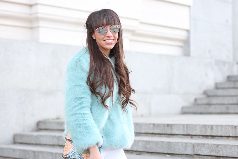 faux fur blue coat, total white outfit, white sneakers, gucci sunglasses, street style
