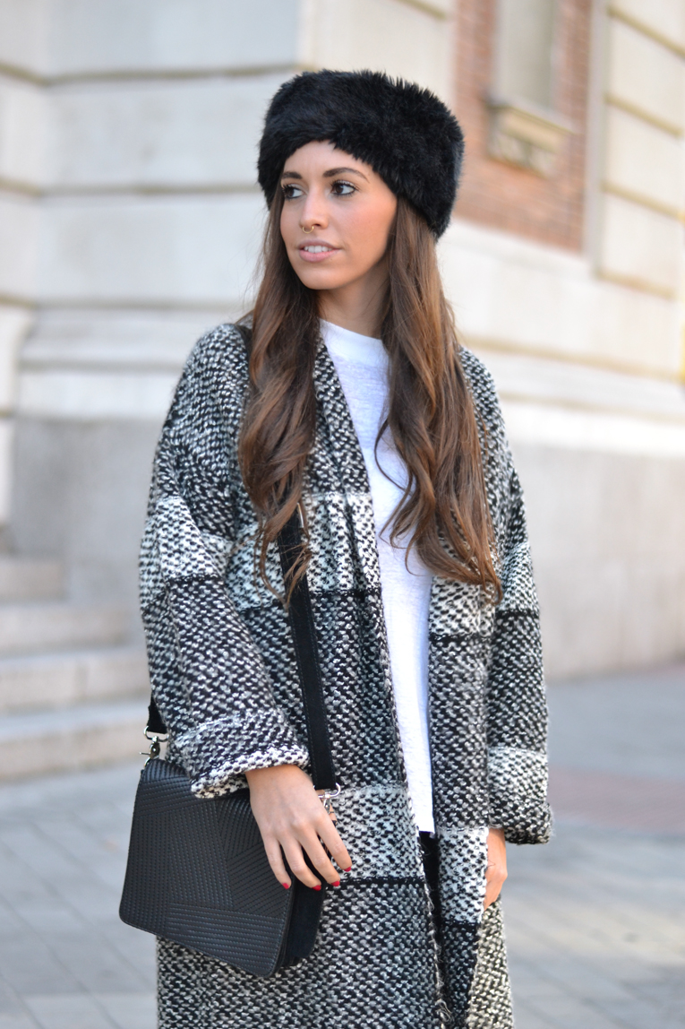 Street Style, Long Cardigan, Faux fur headband, white sneakers, black and white outfit, winter look