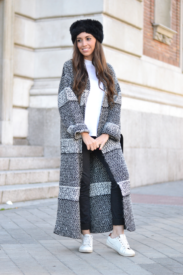 Street Style, Long Cardigan, Faux fur headband, white sneakers, black and white outfit, winter look