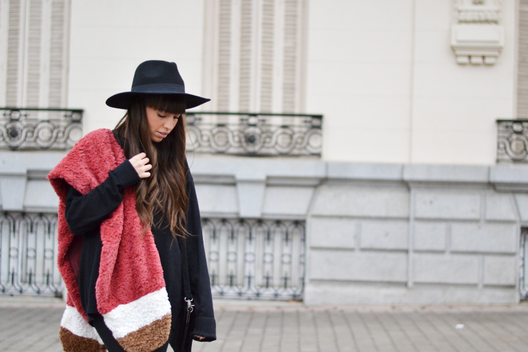 Street style, faux fur stole, total black outfit, black hat, winter outfit, autumn outfit