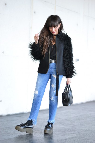 Street style outfit, frayed denim, fringed denim, lace bra, flatform moccasins, skinny scarf, smart watch huawei