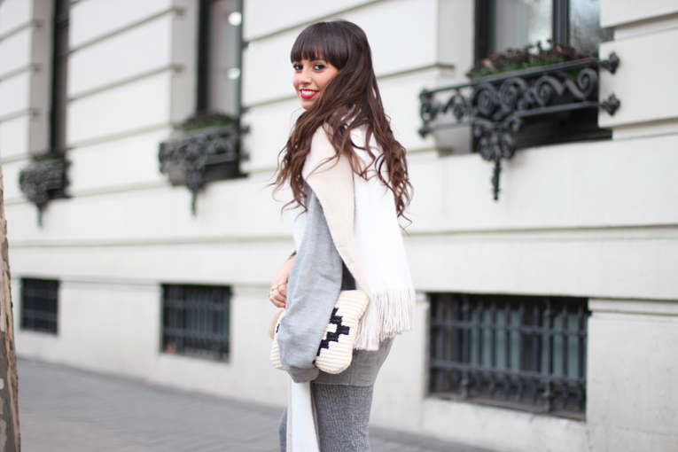 Total-grey-outfit_street-style_flared-knitted-pants_winter-outfit_(06)