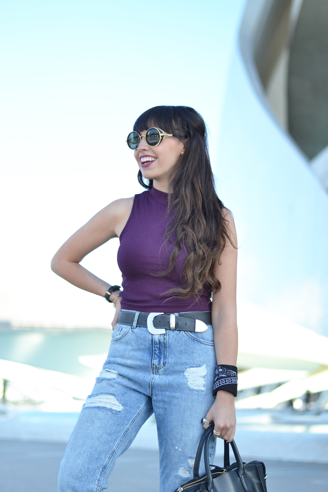 Casual outfit, mom ripped pants, sleeveless crop top, street style, Valencia, 
