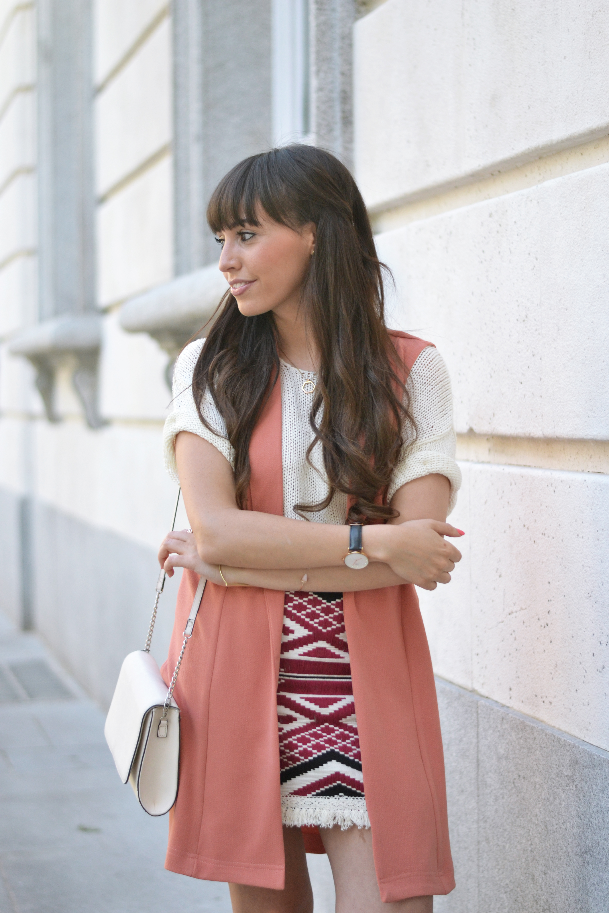 coral-spring-outfit_ethnic-print-skirt_street-style_04