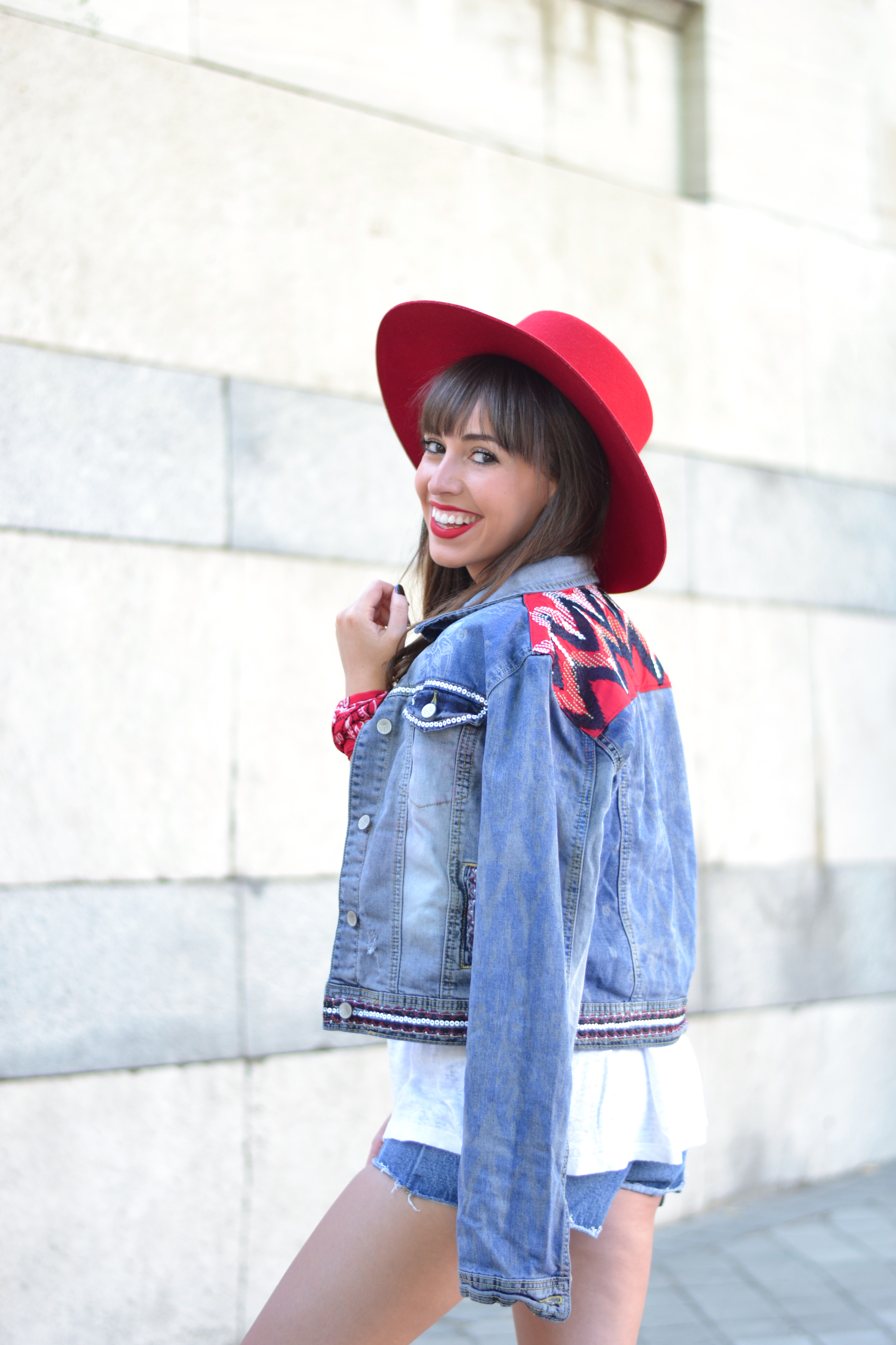 Street style, Outfit, Desigual denim jacket, ethnic print boots, red hat