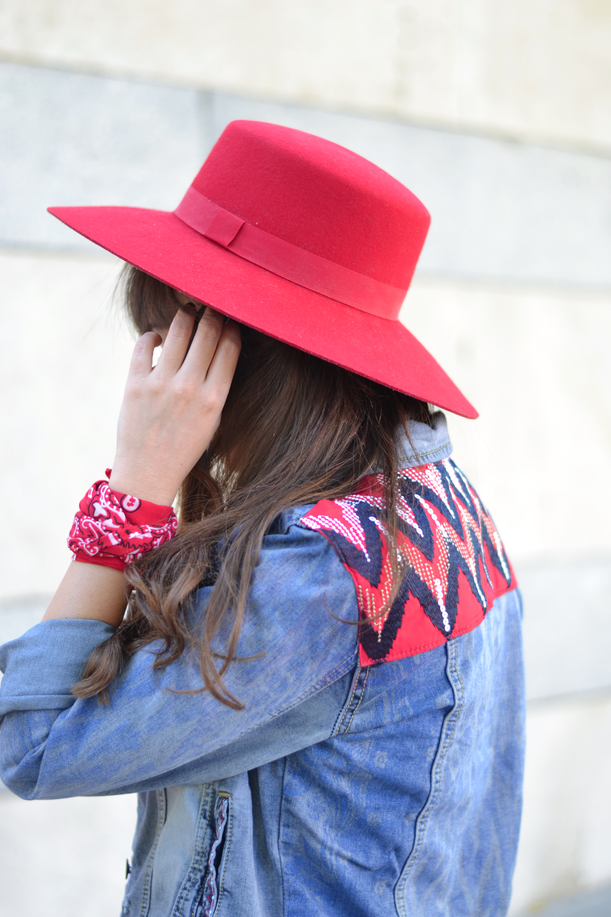 Desigual-la-vida-es-chula-denim_jacket_ethnic-print_outfit_street-style_red-hat_(9)