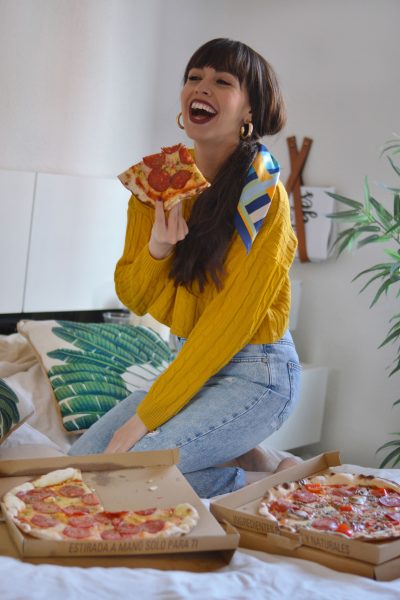 pizza-lover-yellow-sweater-scarf-ponytail_street-style_deliveroo_