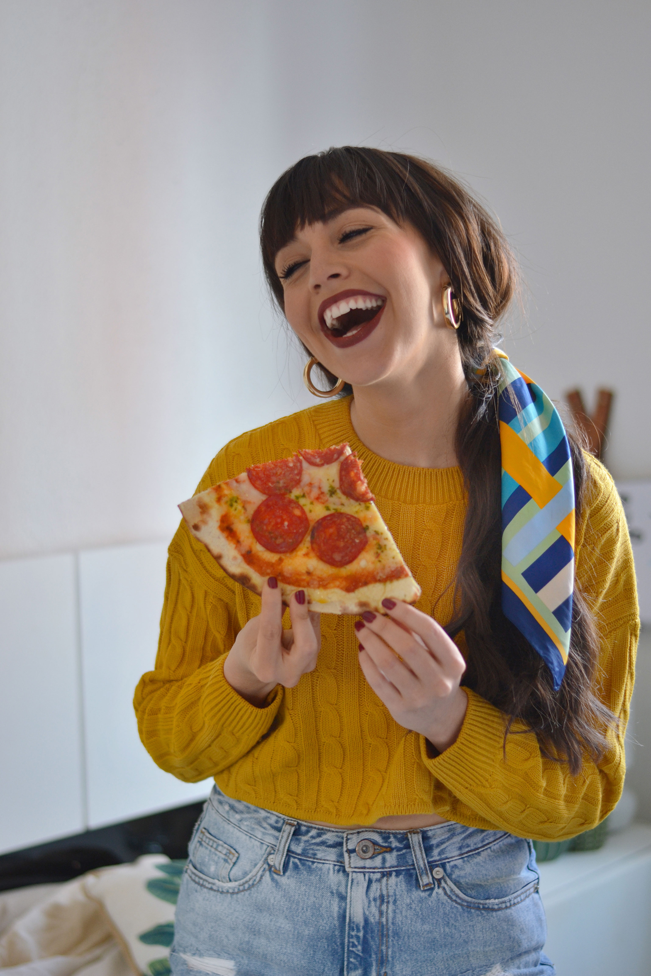 pizza-lover-yellow-sweater-scarf-ponytail_street-style_deliveroo_